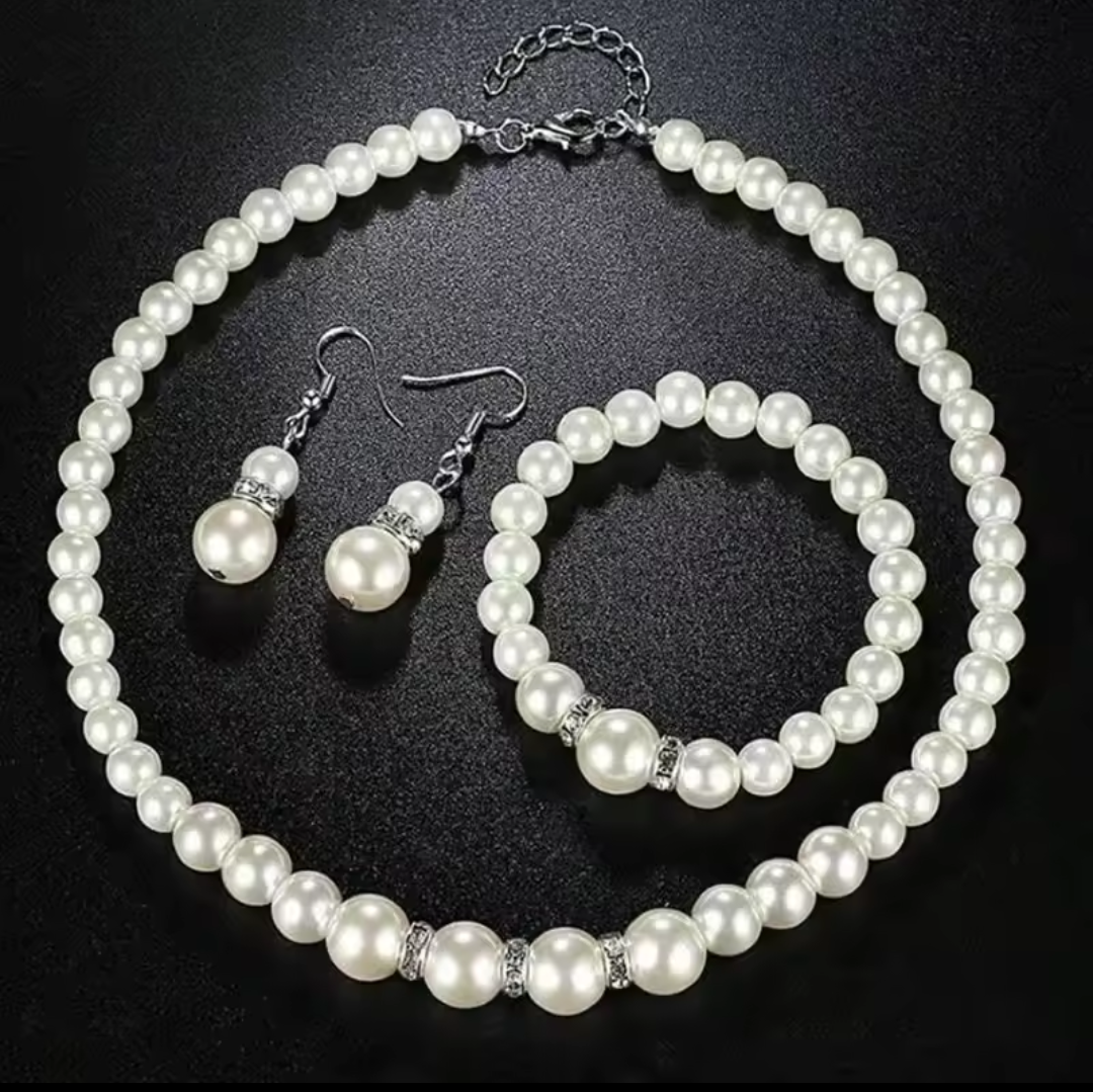 Fashionable ladies pearl set